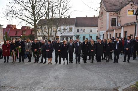 Polaganje vencev pri spominskih obeležjih Széchenyija in Kossutha